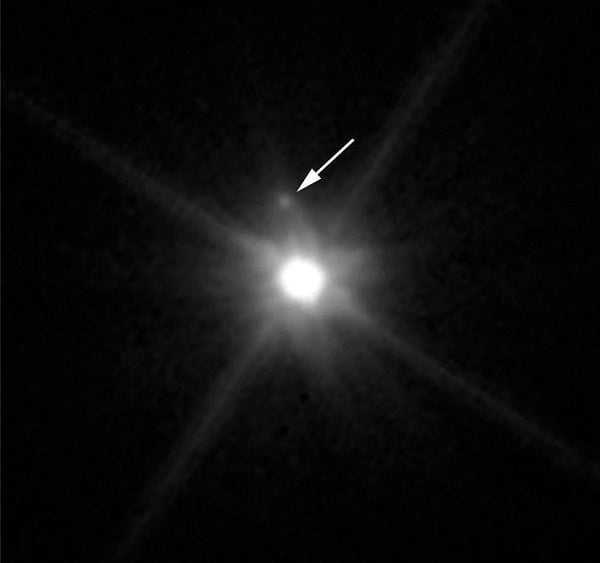MK2 es apenas visible por encima de Makemake en esta imagen del Hubble. NASA/ESA/A. Parker/M. Buie