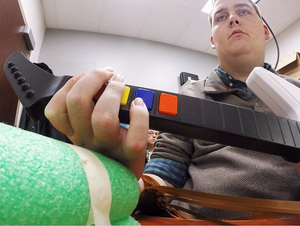 El paciente jugando al Guitar Hero. Fuente: The Ohio State University Wexner Medical Center
